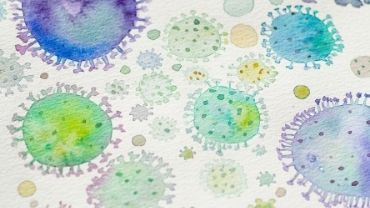 Sini- ja vihreäsävyisiä vesiväreillä piirrettyjä koronaviruksia.