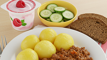 Ruokaa lautasella, perunoita, ruisleipää, vadelmarahkaa